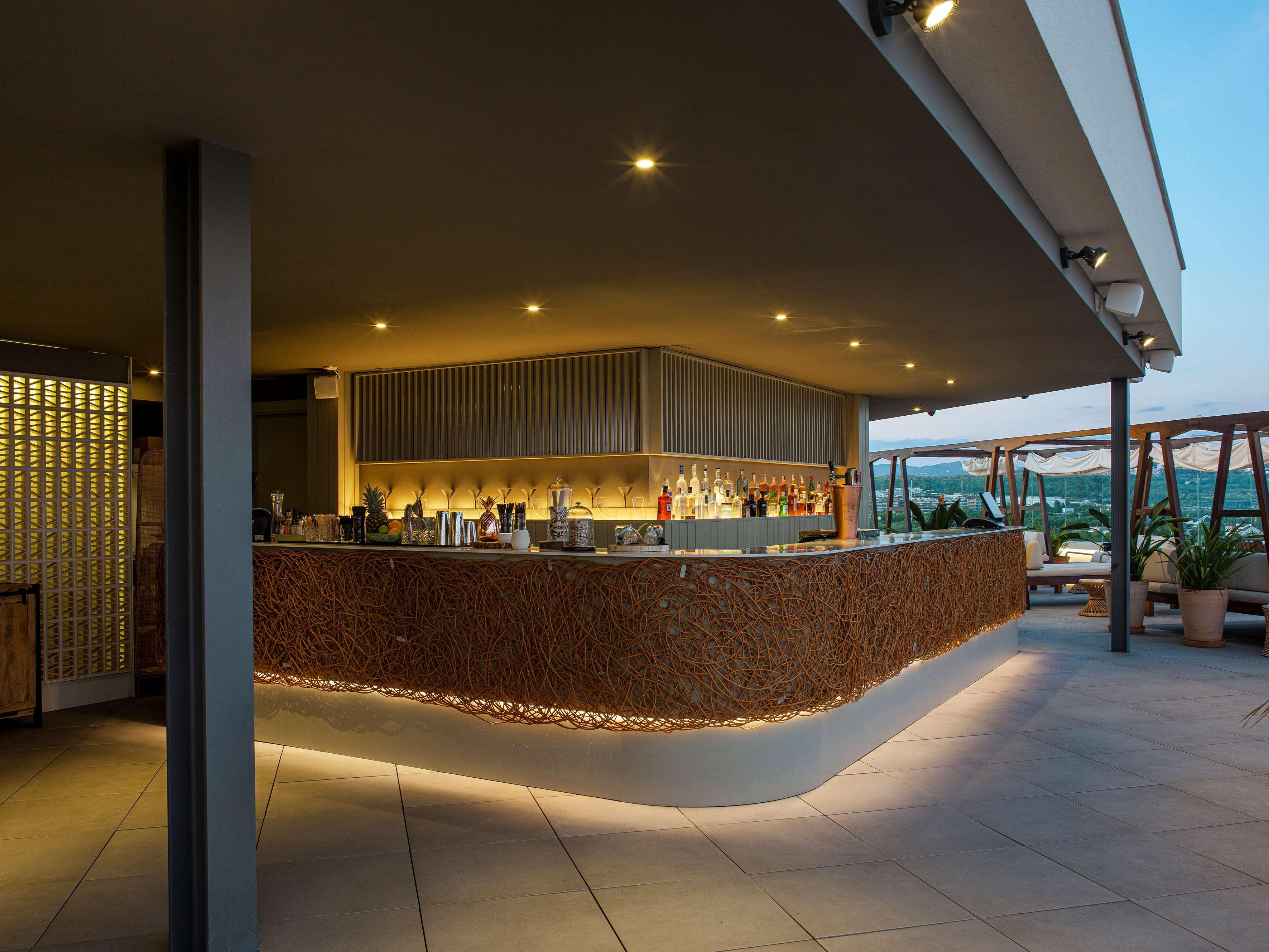 Me Sitges Terramar Exterior foto The bar at the rooftop