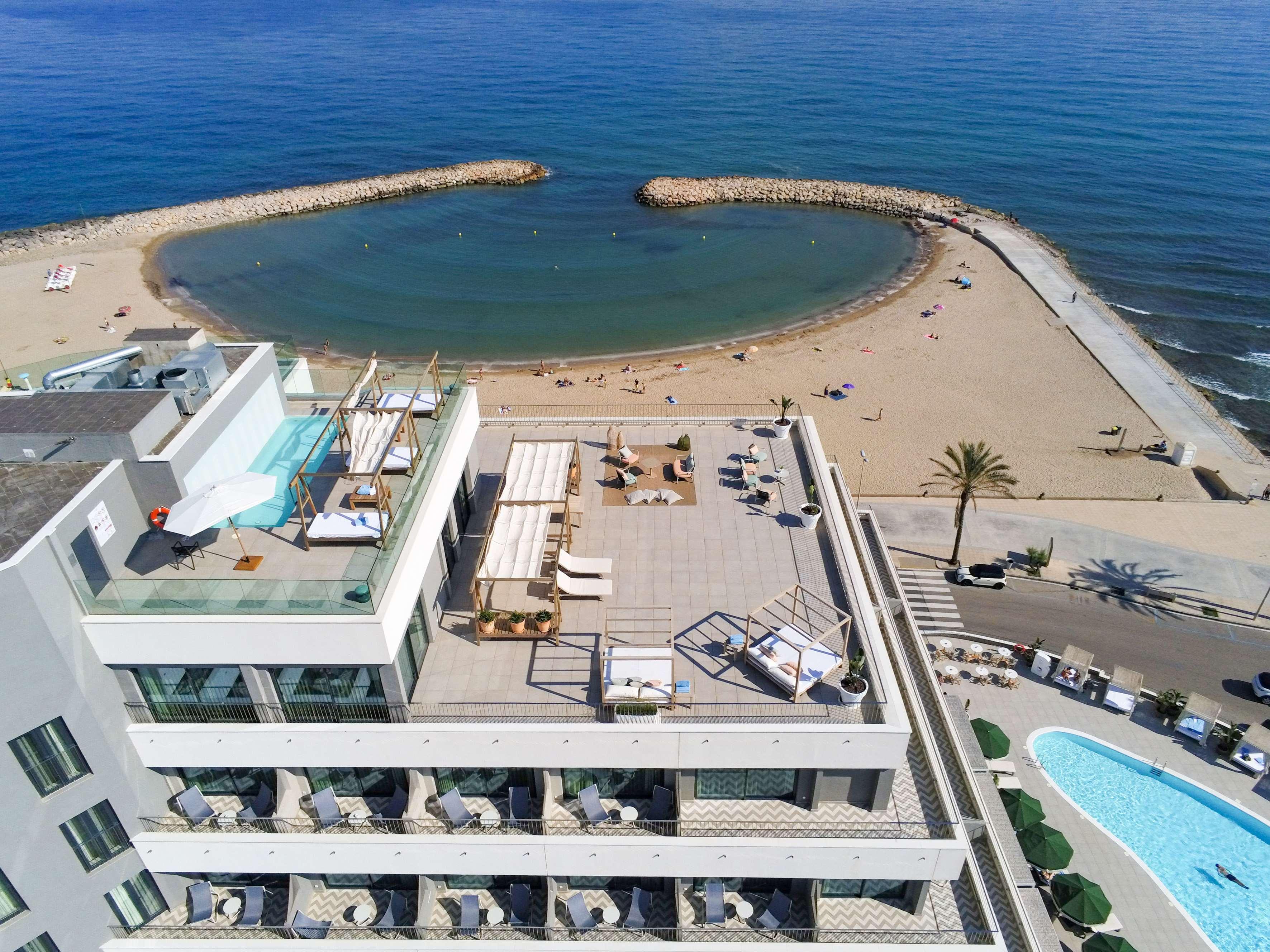 Me Sitges Terramar Exterior foto Aerial view of the hotel