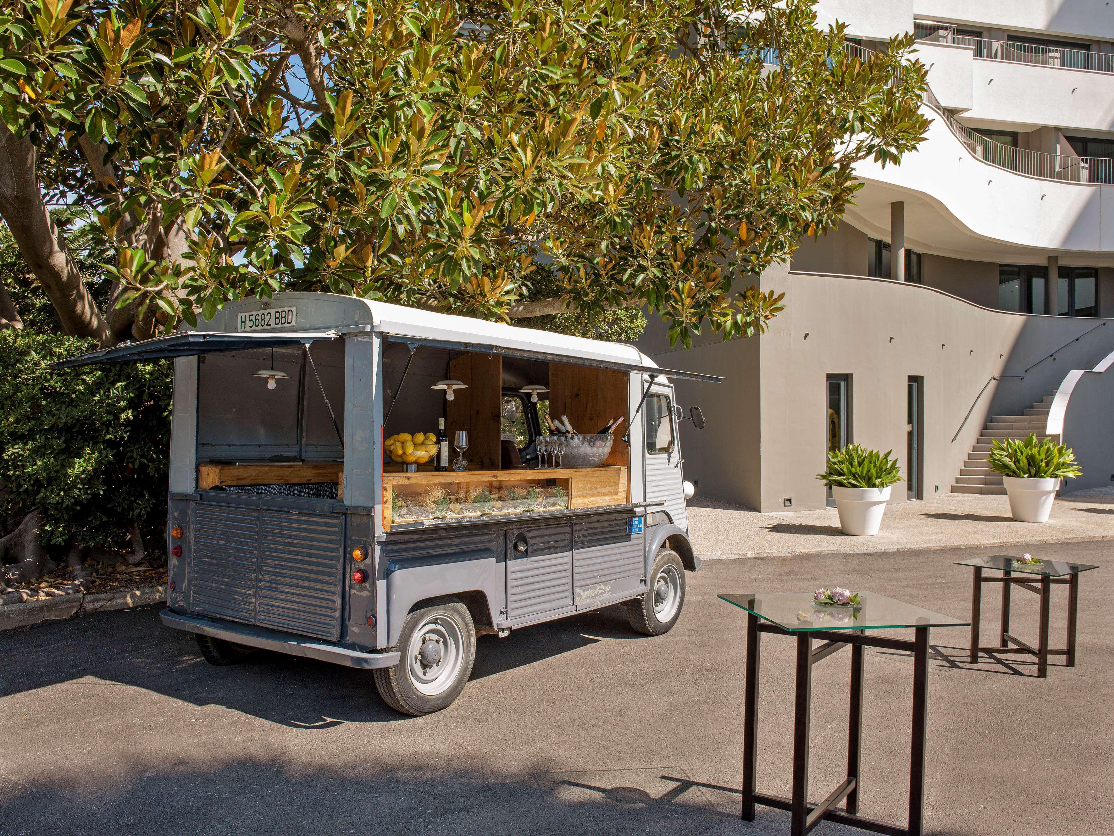 Me Sitges Terramar Exterior foto A food truck in San Francisco