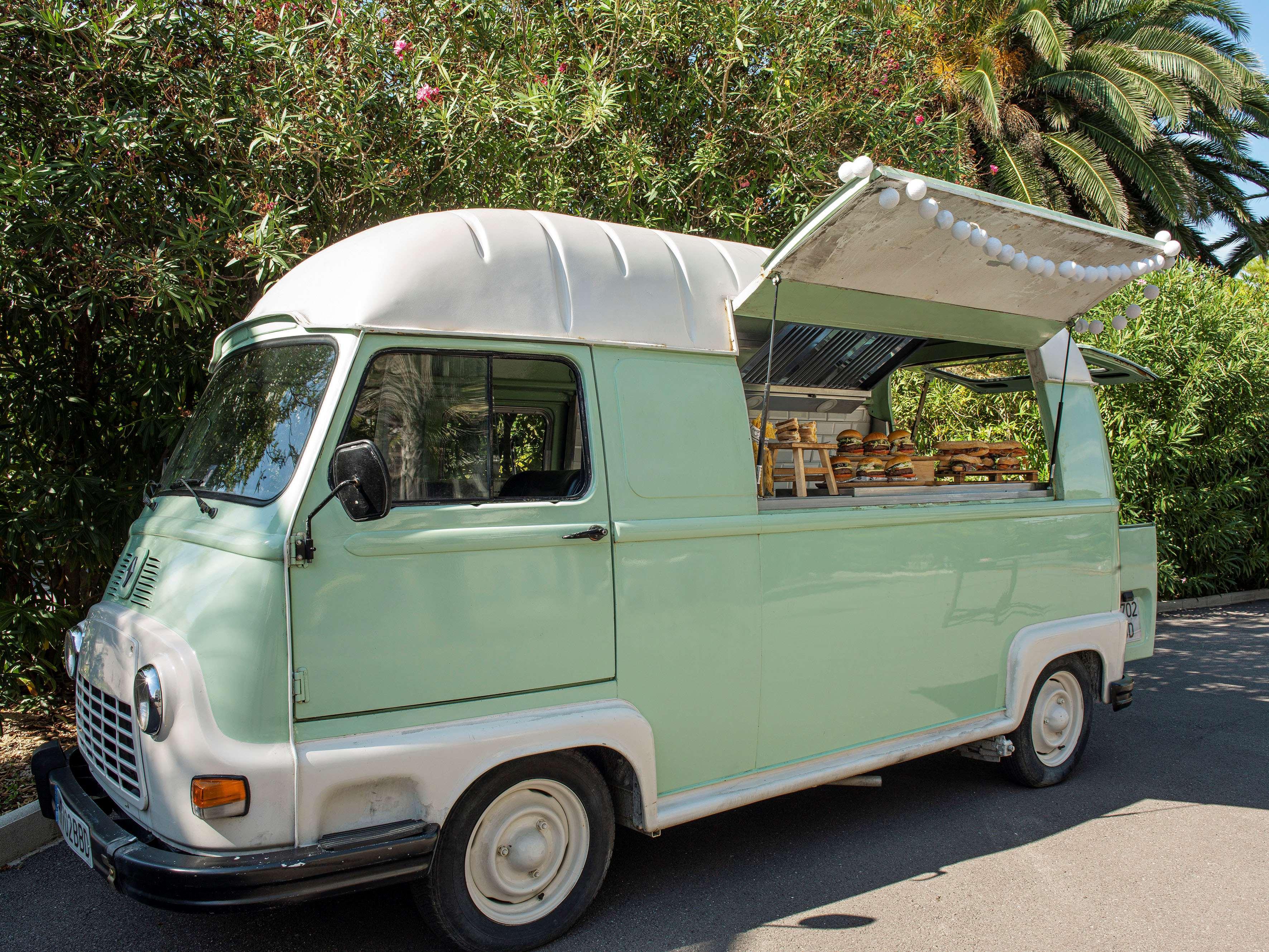 Me Sitges Terramar Exterior foto A food truck in Palm Springs, California