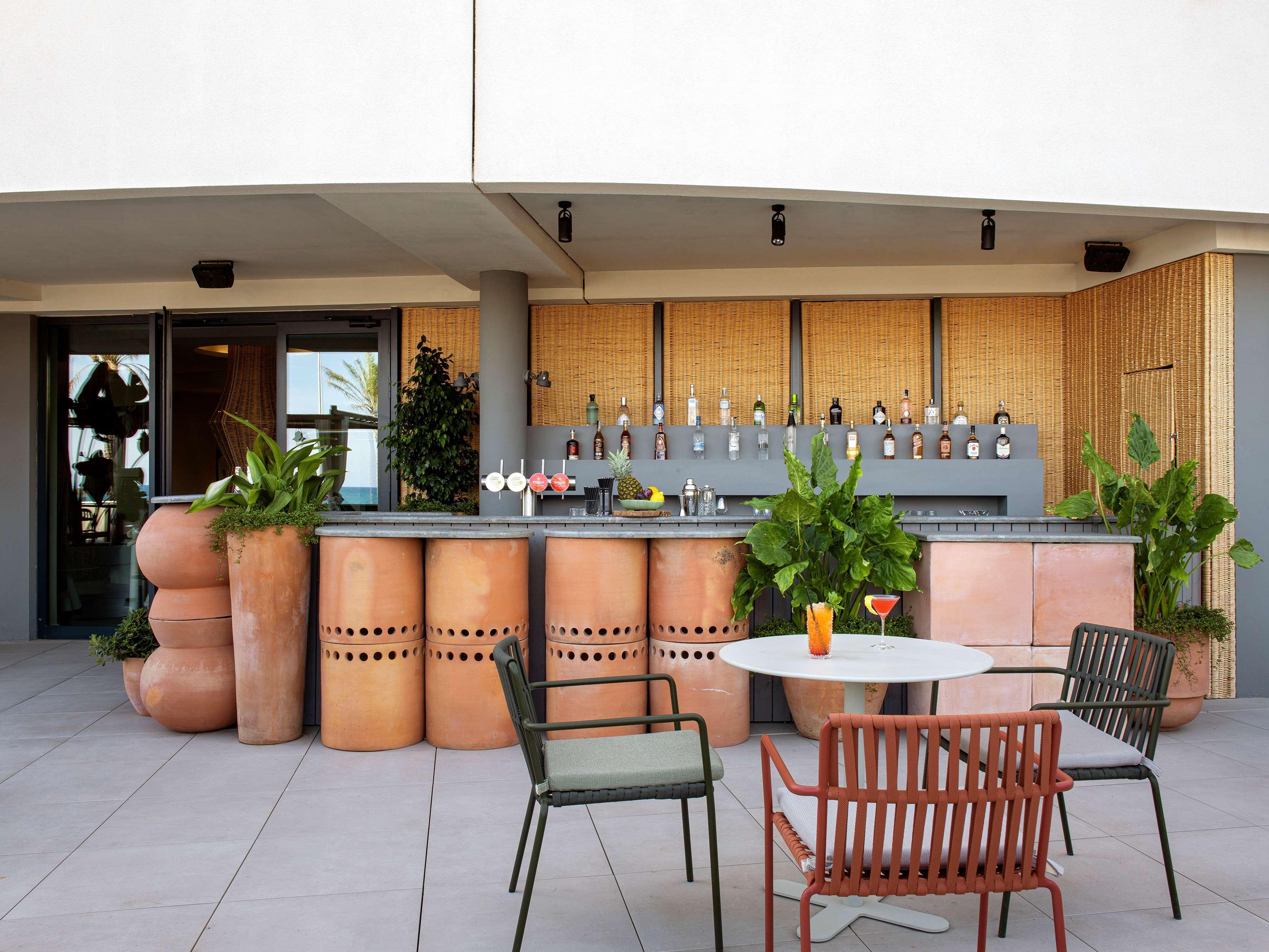 Me Sitges Terramar Exterior foto The rooftop bar at the hotel