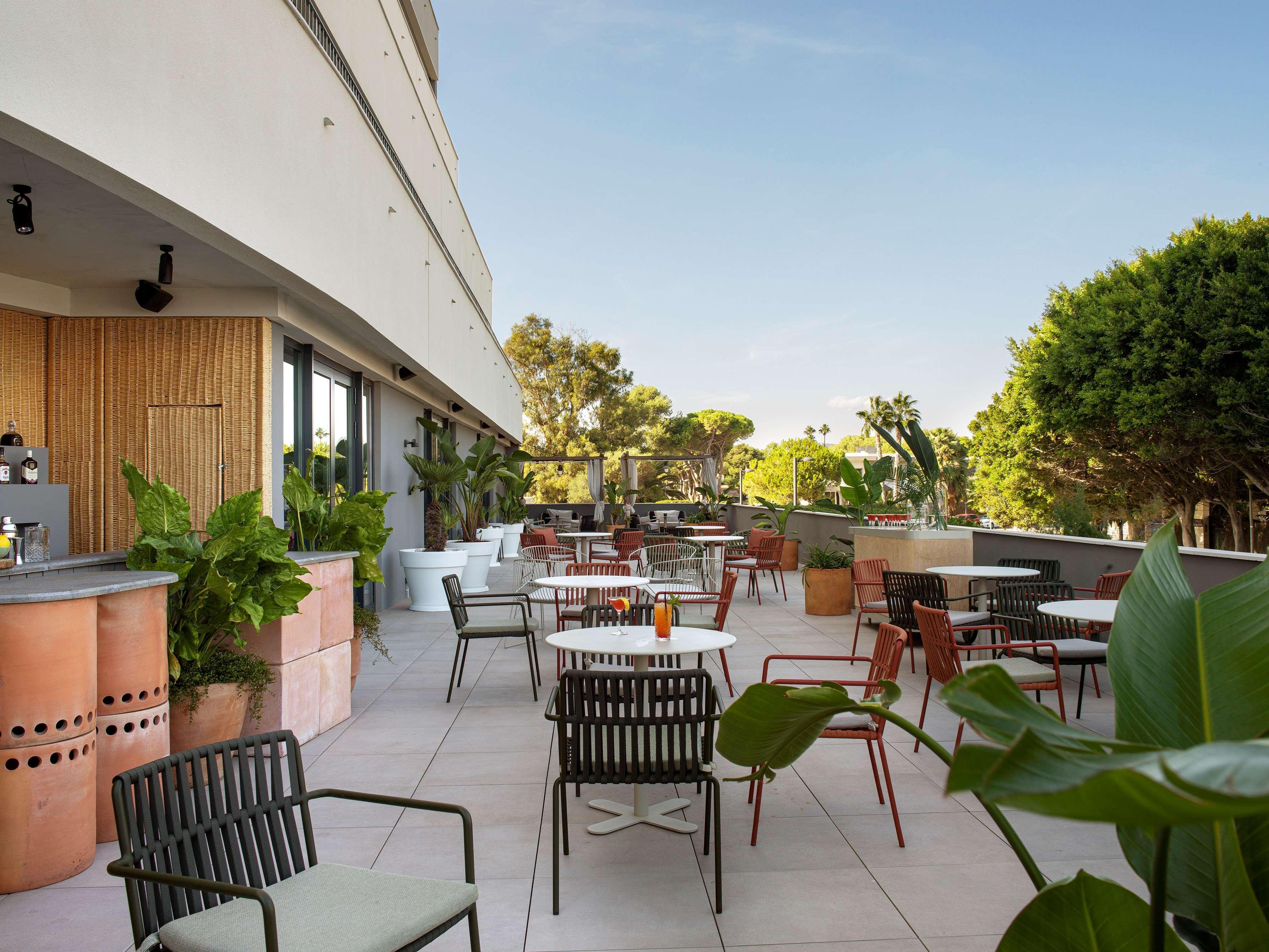 Me Sitges Terramar Exterior foto The rooftop bar at the West Hollywood Edition