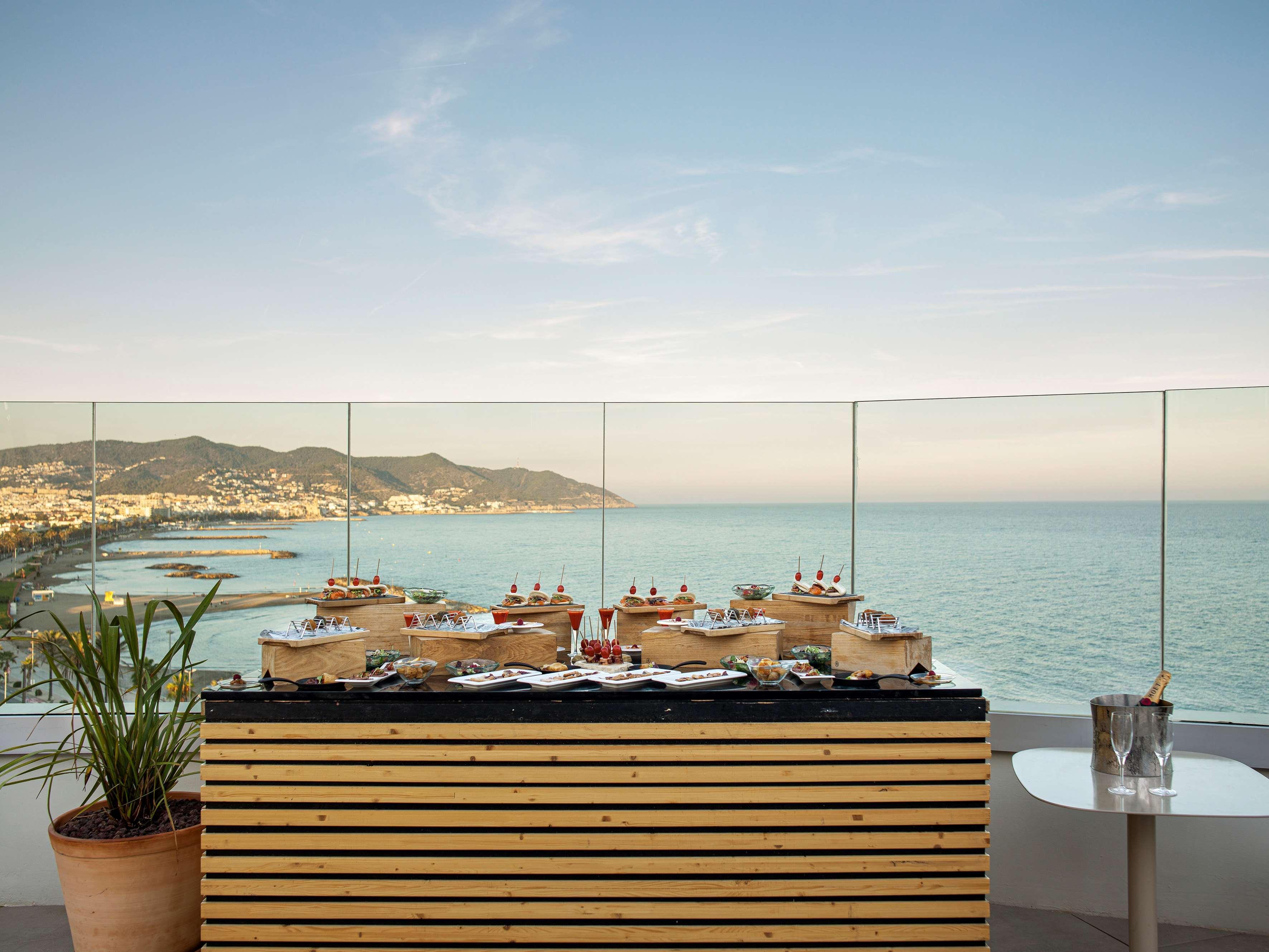 Me Sitges Terramar Exterior foto The bar at the hotel