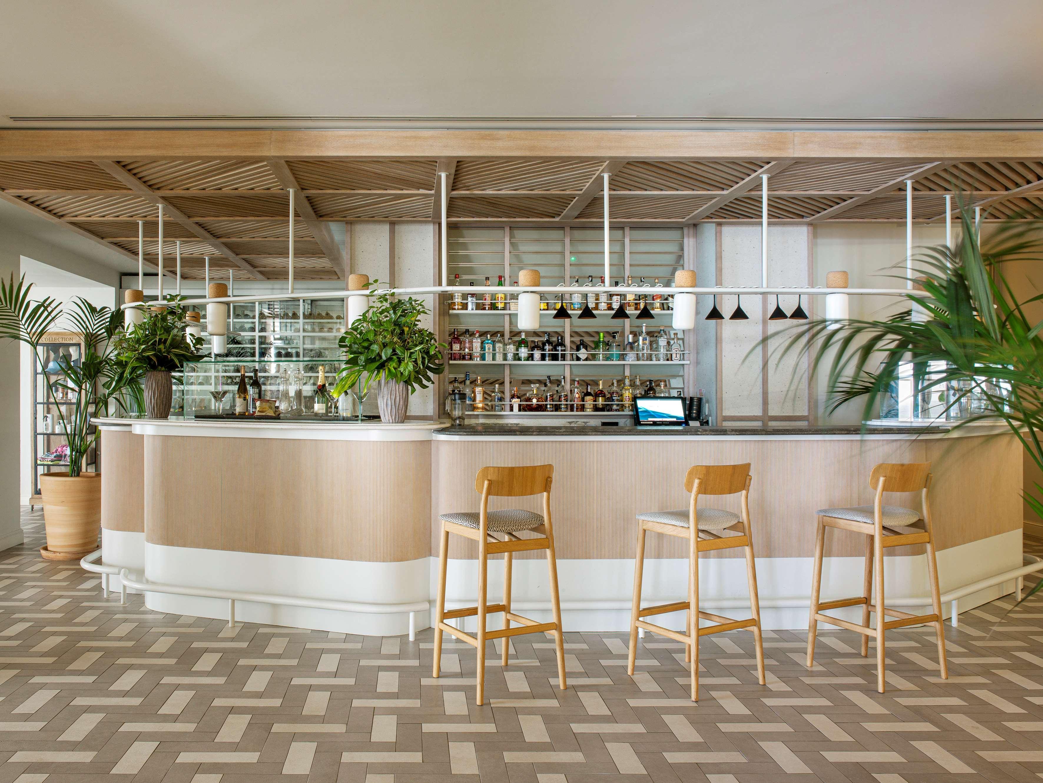 Me Sitges Terramar Exterior foto The bar at the hotel