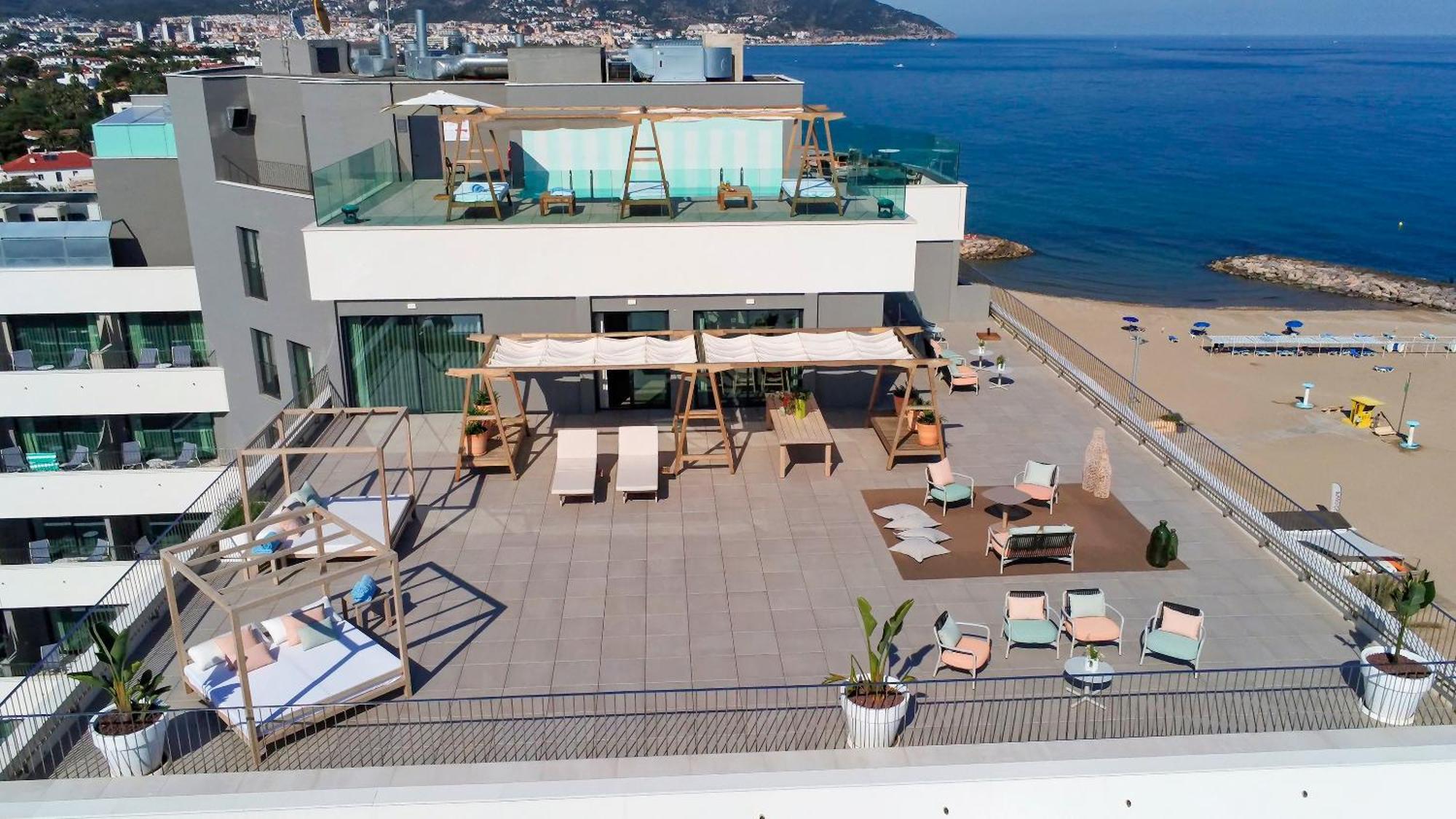 Me Sitges Terramar Exterior foto The hotel's rooftop