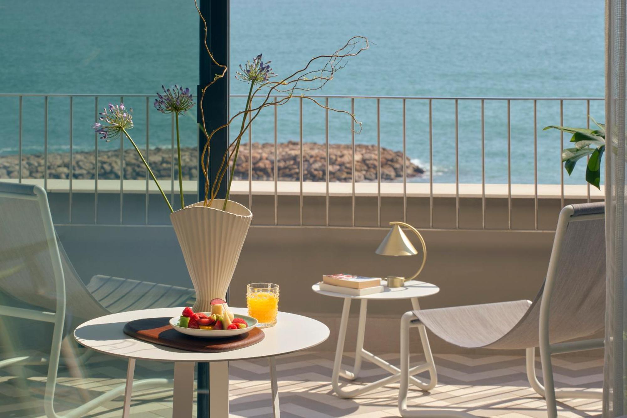 Me Sitges Terramar Exterior foto A balcony at the hotel