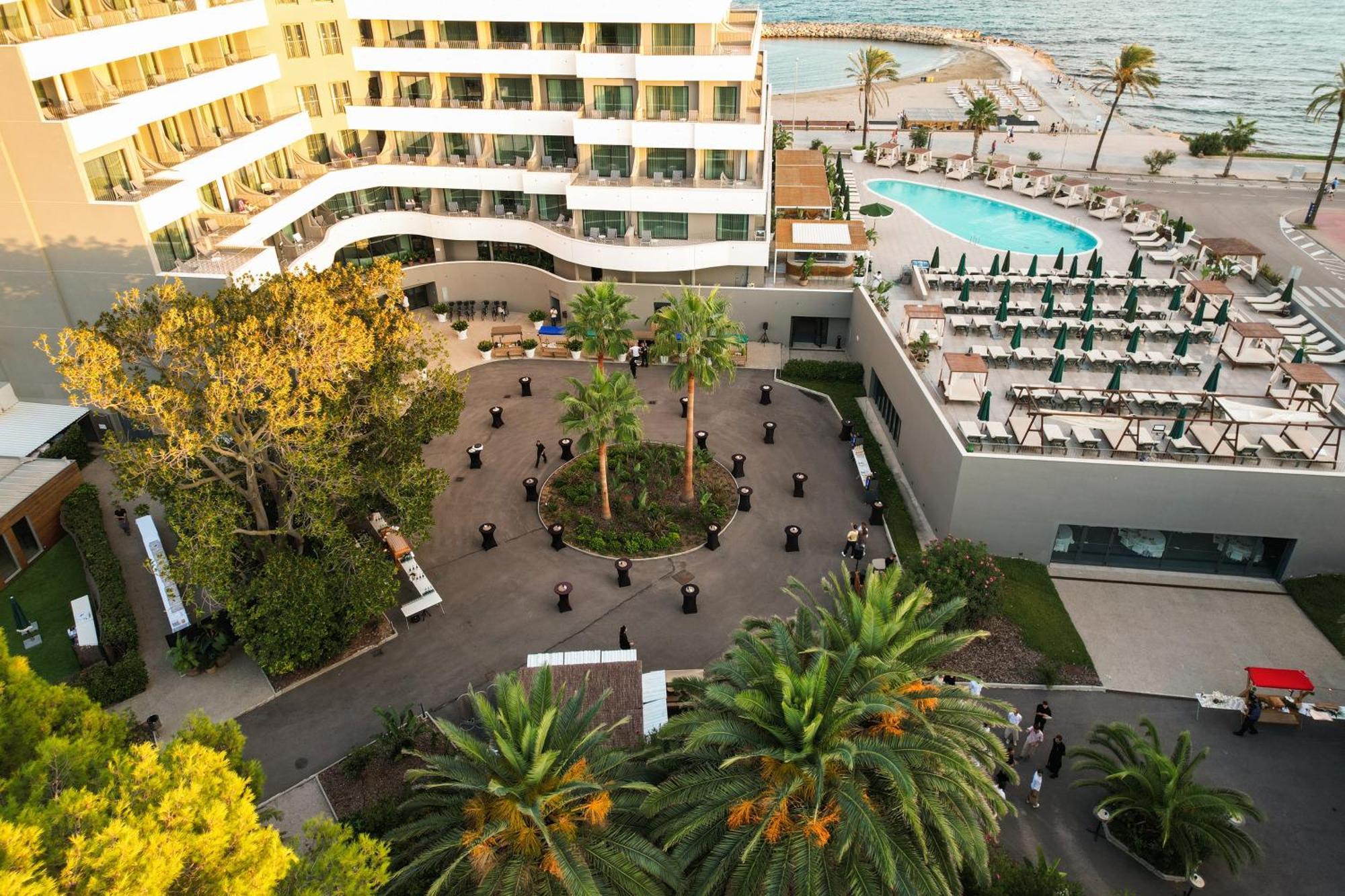 Me Sitges Terramar Exterior foto The hotel's courtyard