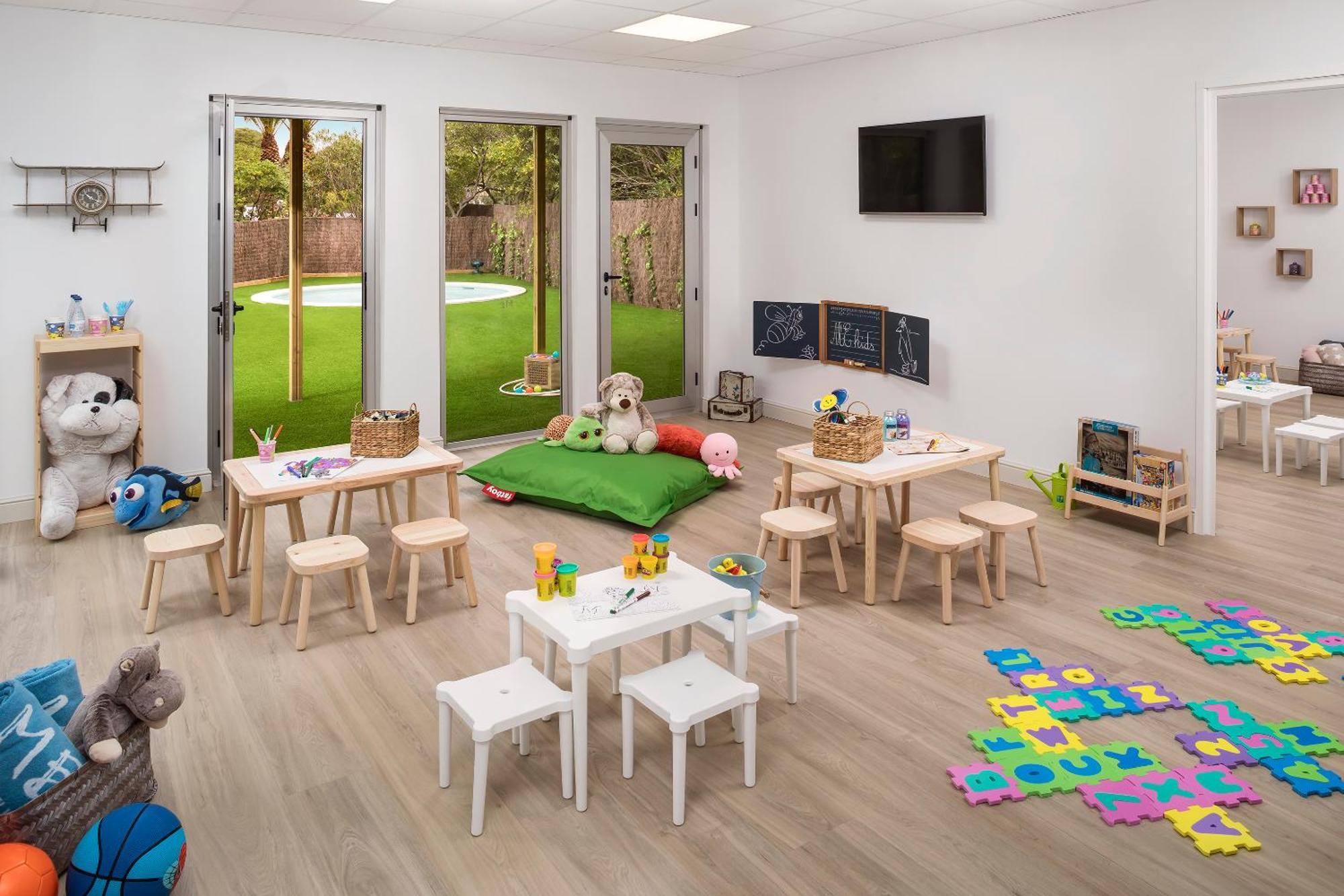 Me Sitges Terramar Exterior foto A typical nursery classroom