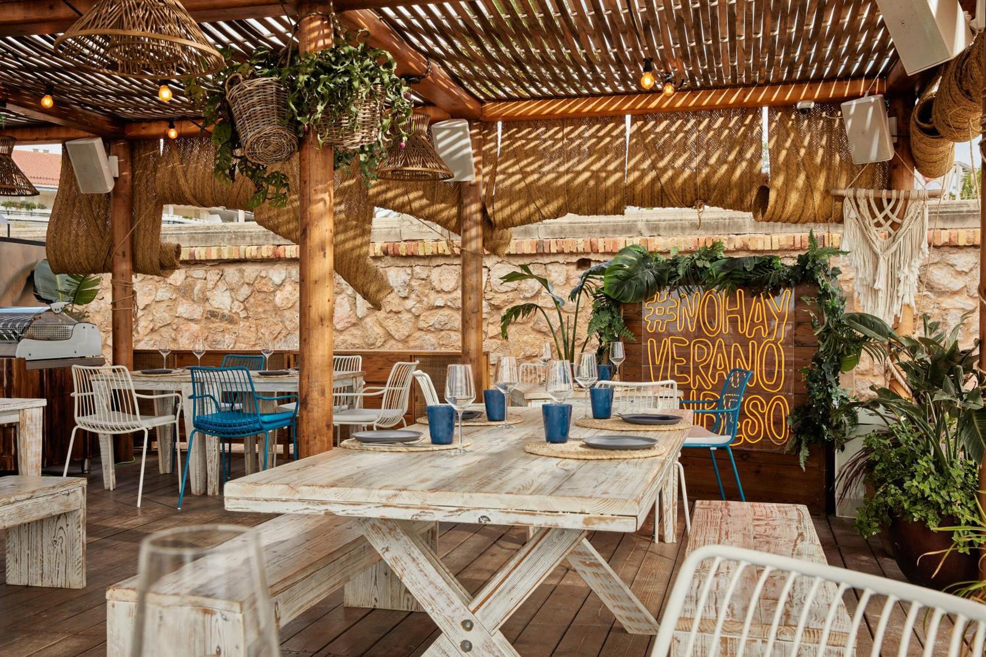 Me Sitges Terramar Exterior foto Restaurant interior