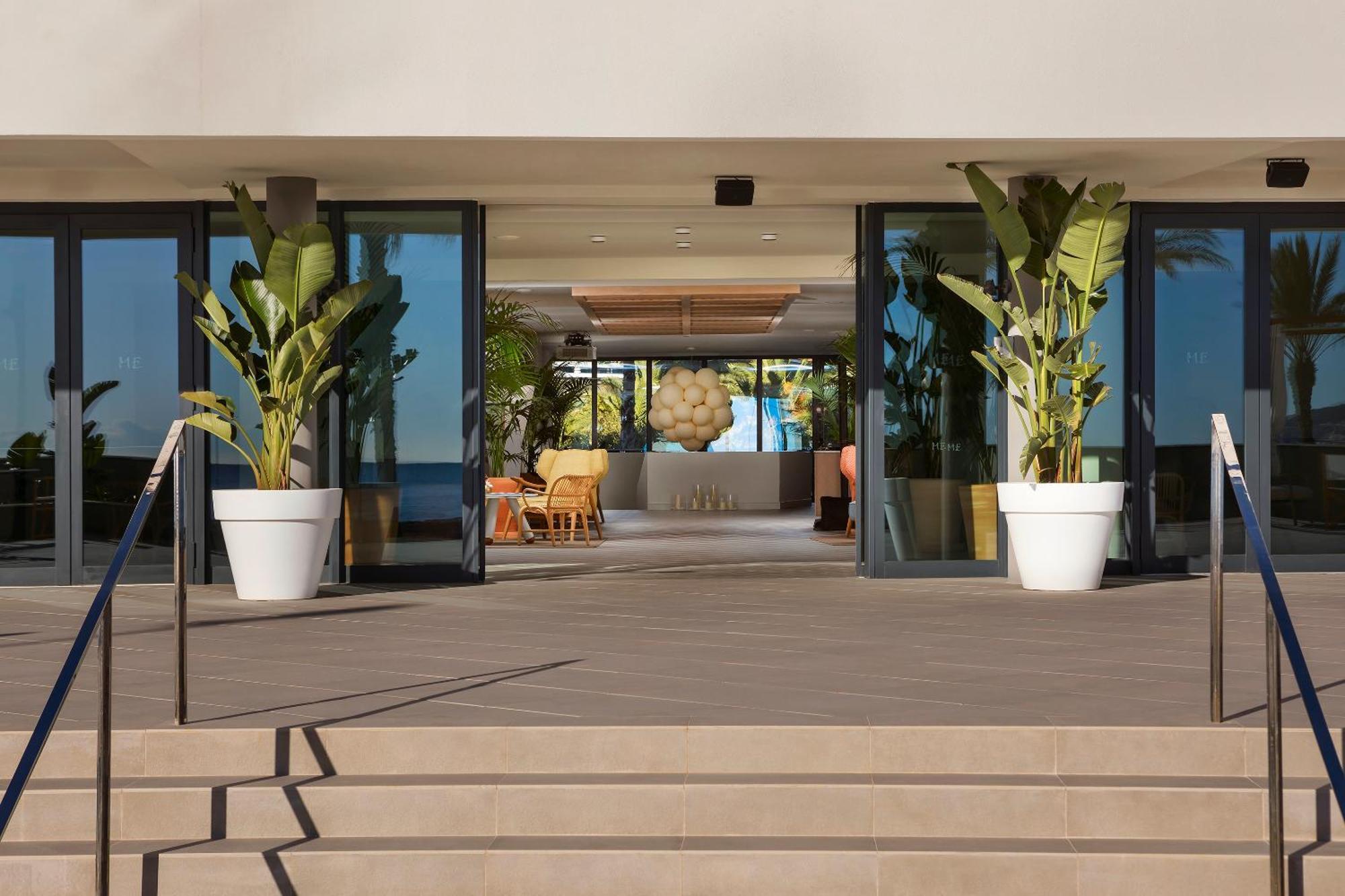 Me Sitges Terramar Exterior foto The interior of the hotel