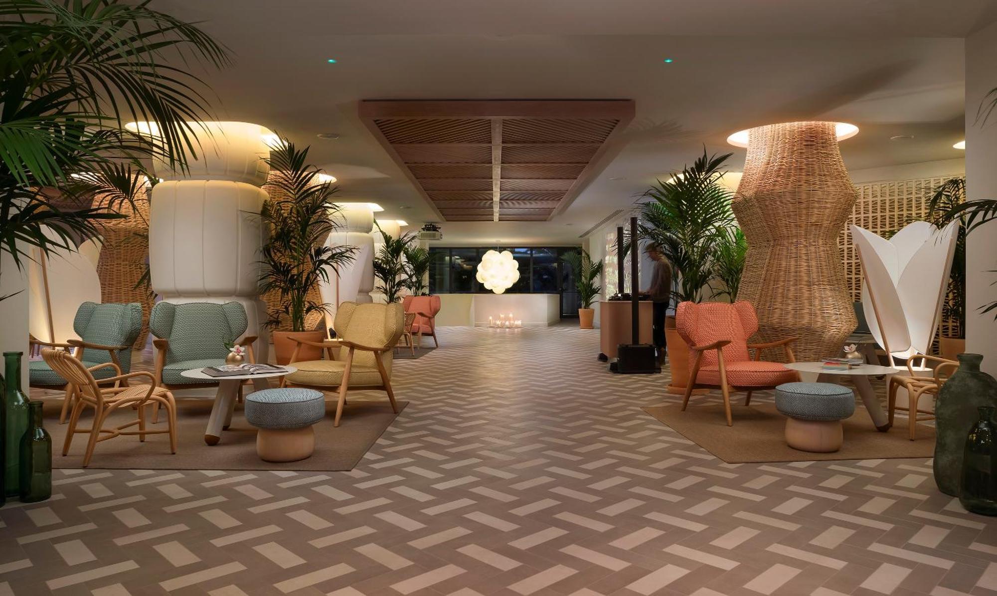 Me Sitges Terramar Exterior foto The lobby of the hotel