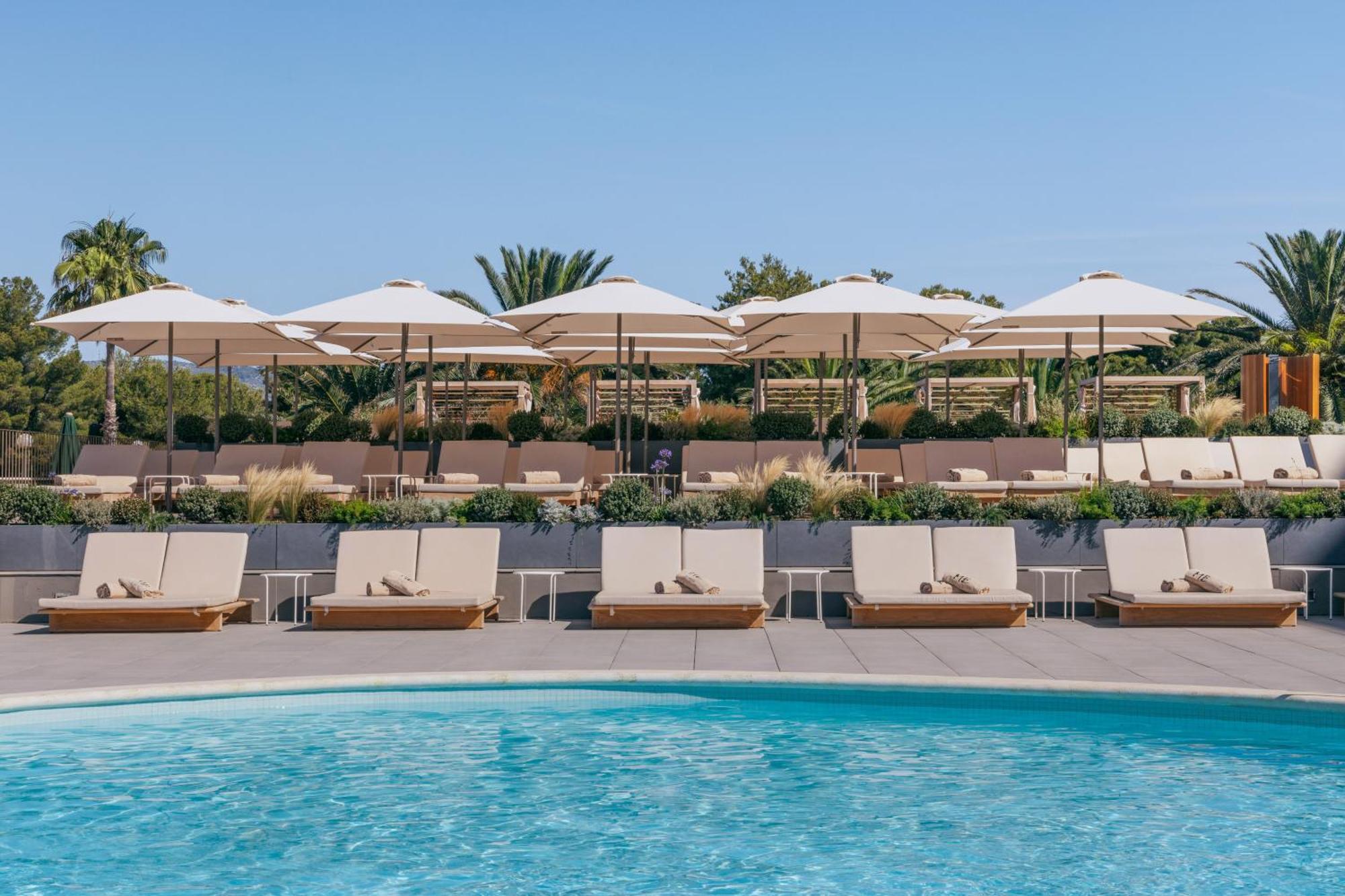 Me Sitges Terramar Exterior foto The pool at the hotel