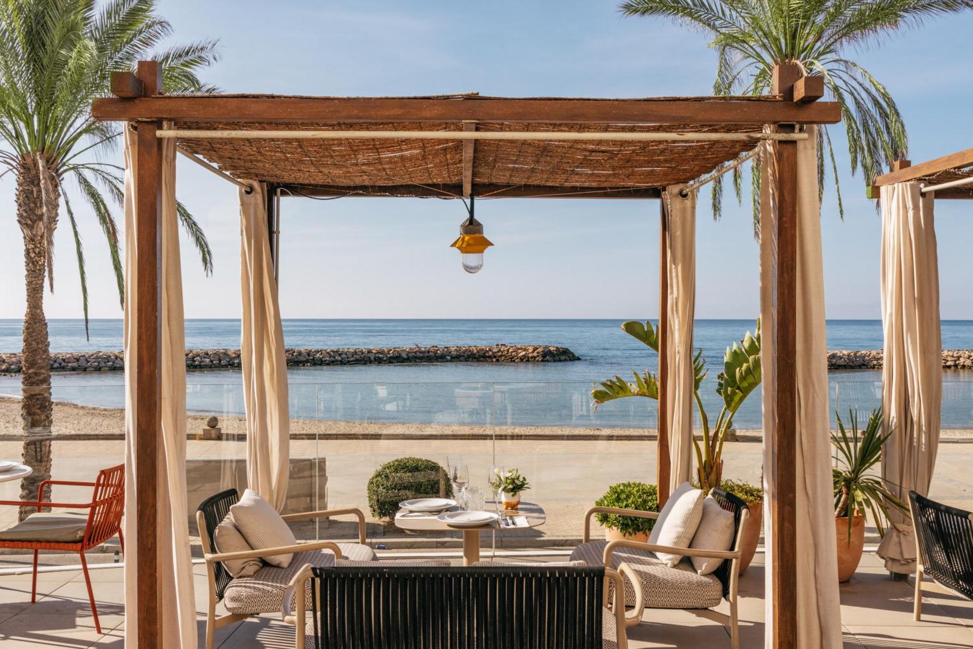 Me Sitges Terramar Exterior foto Beachfront dining at the hotel