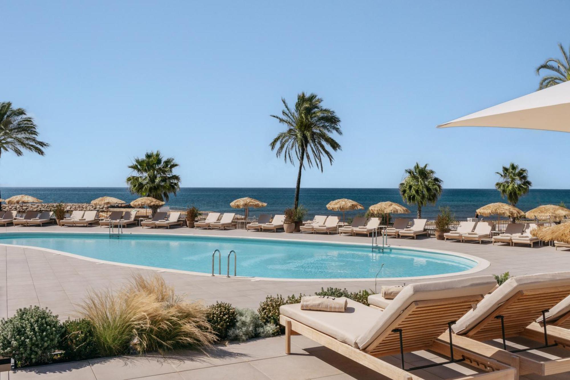 Me Sitges Terramar Exterior foto The pool at the Hotel du Cap-Eden-Roc