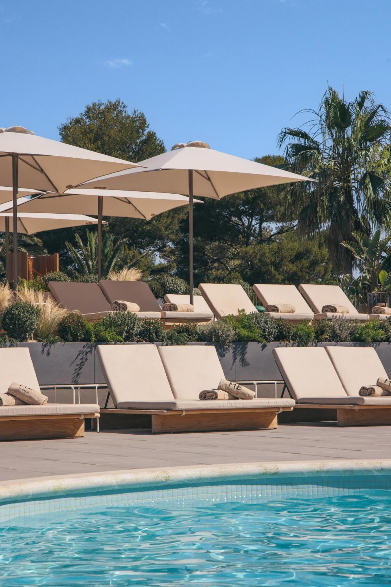 Me Sitges Terramar Exterior foto The pool at the Four Seasons Resort