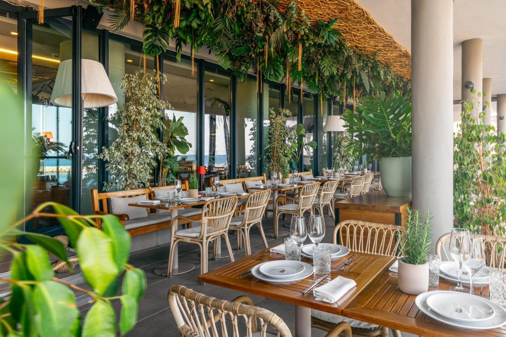 Me Sitges Terramar Exterior foto Restaurant