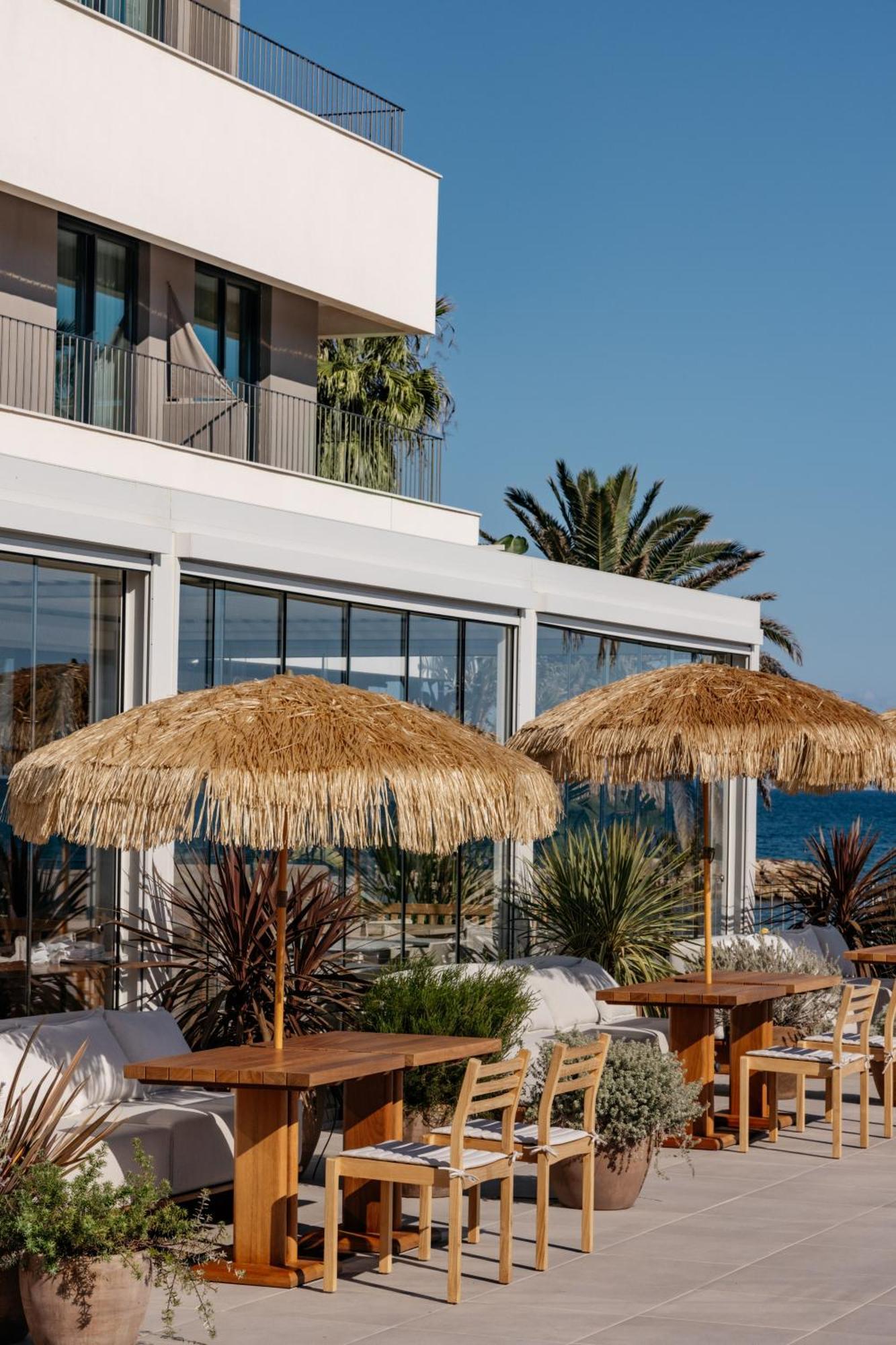 Me Sitges Terramar Exterior foto The beach at the hotel