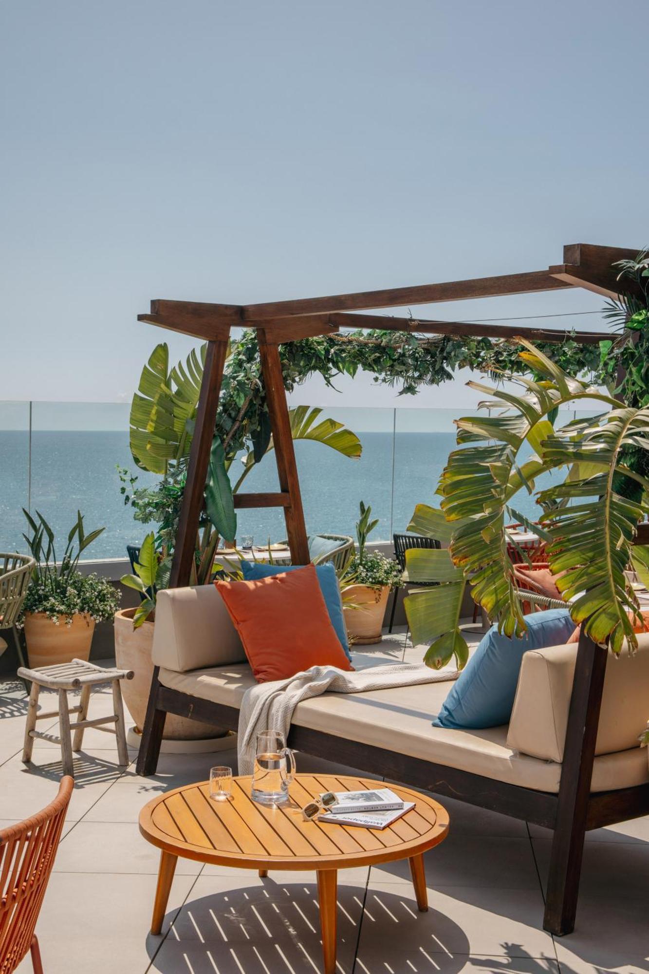 Me Sitges Terramar Exterior foto The rooftop terrace at the hotel