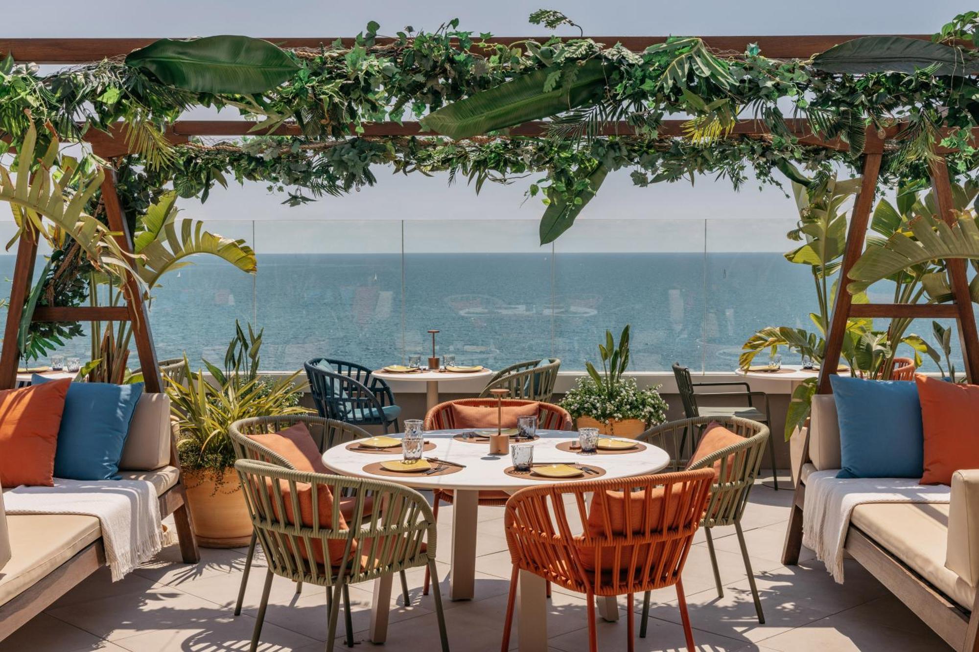 Me Sitges Terramar Exterior foto The rooftop bar at the hotel